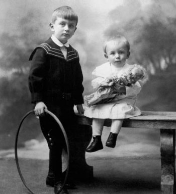 Kurt Gödel (right) with his brother Rudolf around
 1908. 